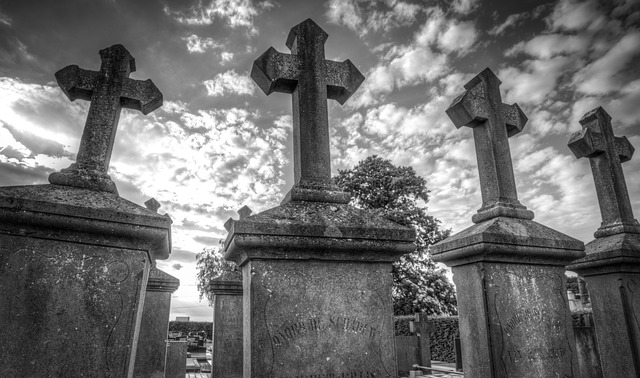 I necrologi e gli annunci funebri nell'era digitale: scopri le nuove tendenze e i nuovi approcci